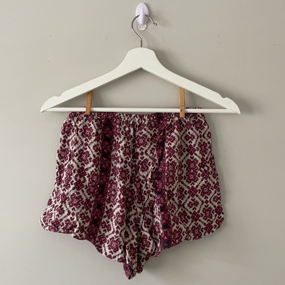 BRANDY MELVILLE PATTERNED SHORTS - Picture 2 of 3